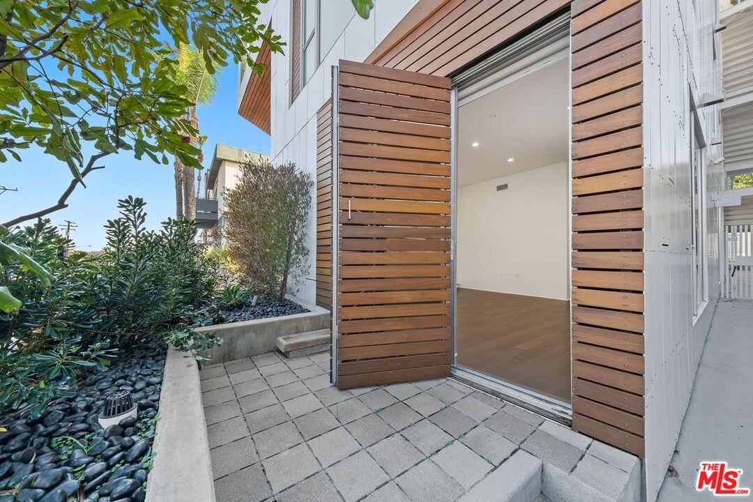 935 N San Vicente Blvd Unit: 1