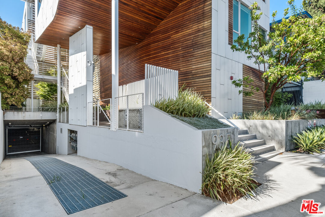 935 N San Vicente Blvd Unit: 1