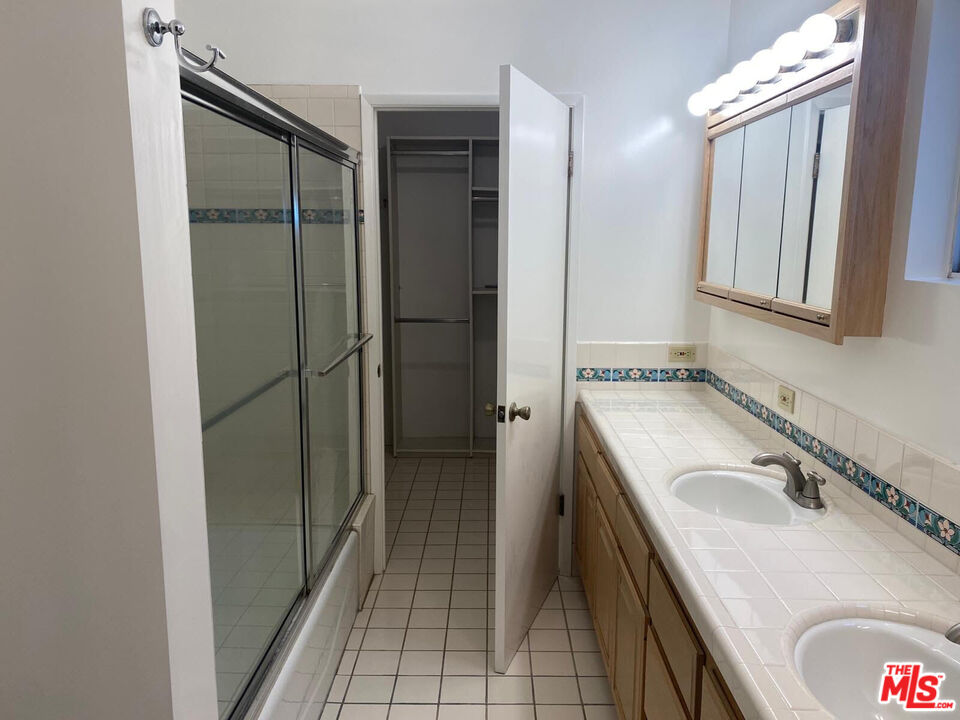 2702 11th St Unit: 2