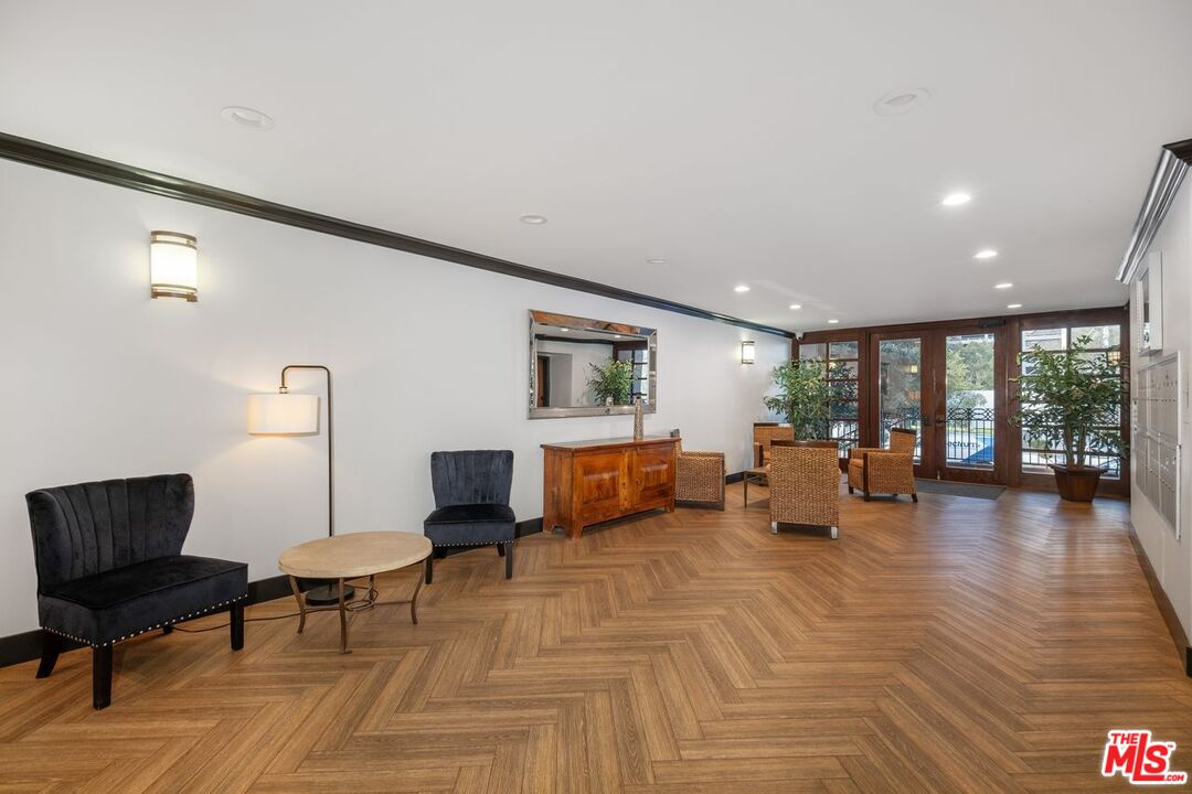 15248 Dickens St Unit: 106