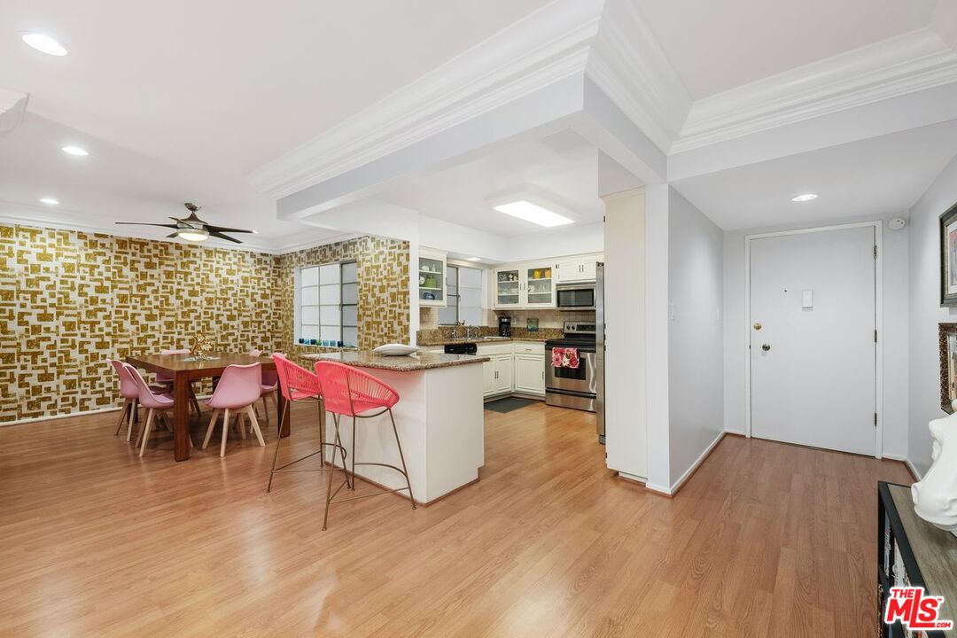 15248 Dickens St Unit: 106