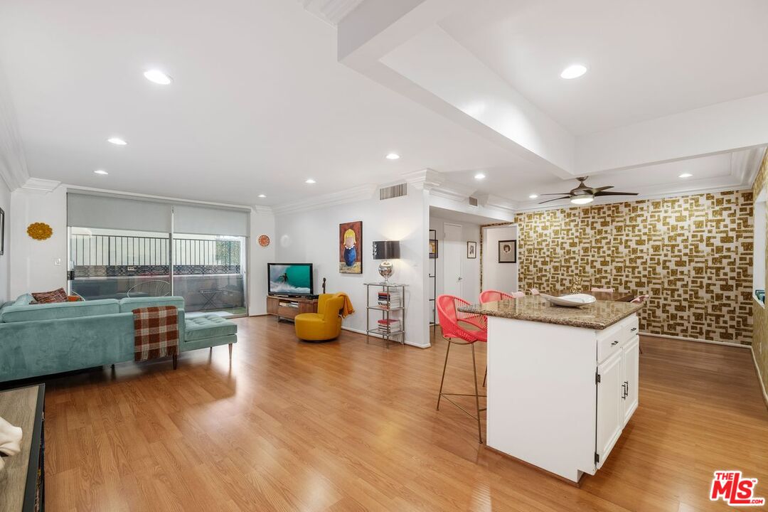 15248 Dickens St Unit: 106