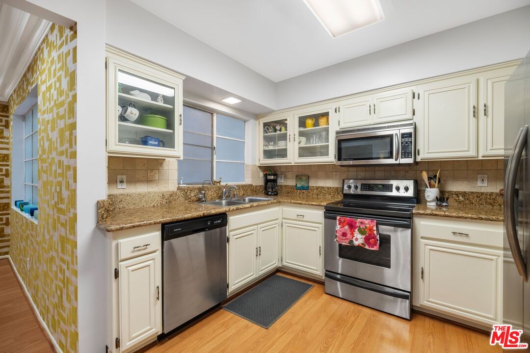 15248 Dickens St Unit: 106