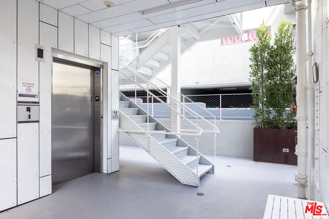 935 N San Vicente Blvd Unit: 4