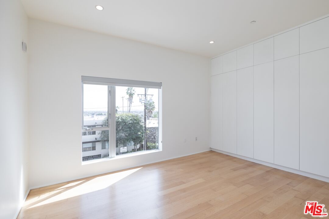 935 N San Vicente Blvd Unit: 4