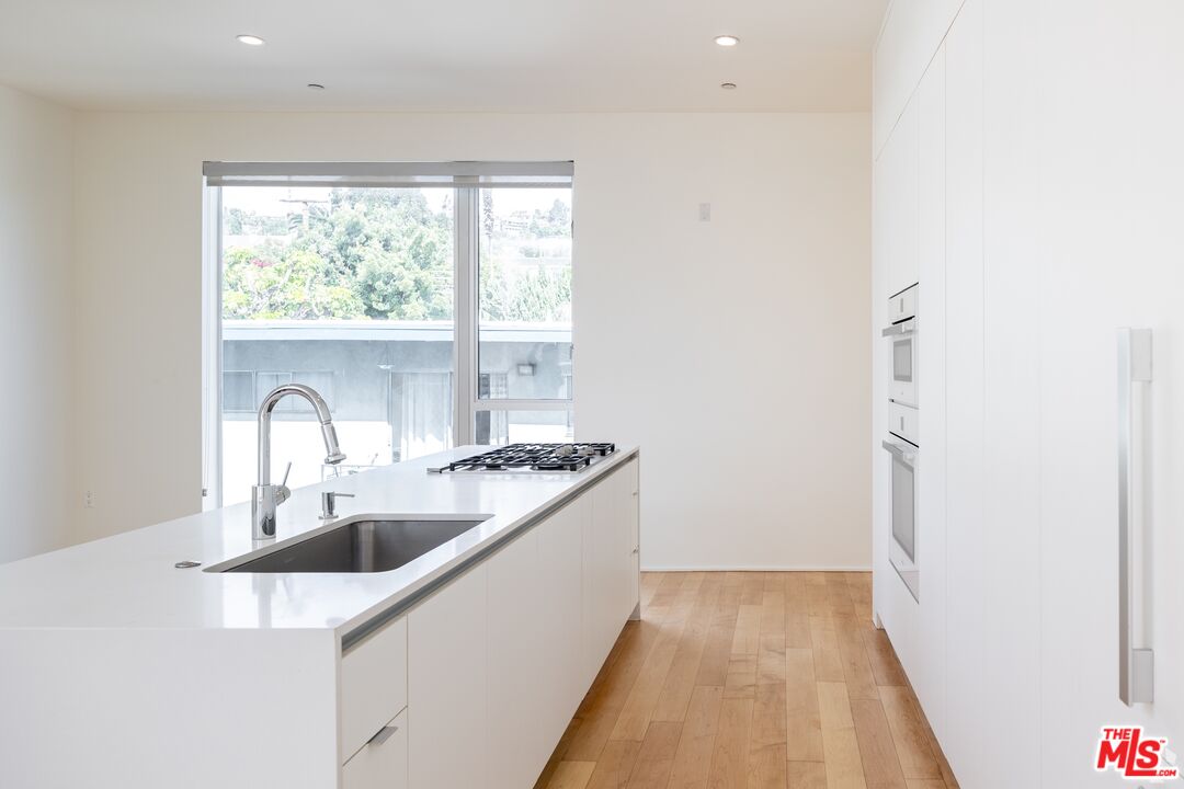 935 N San Vicente Blvd Unit: 4