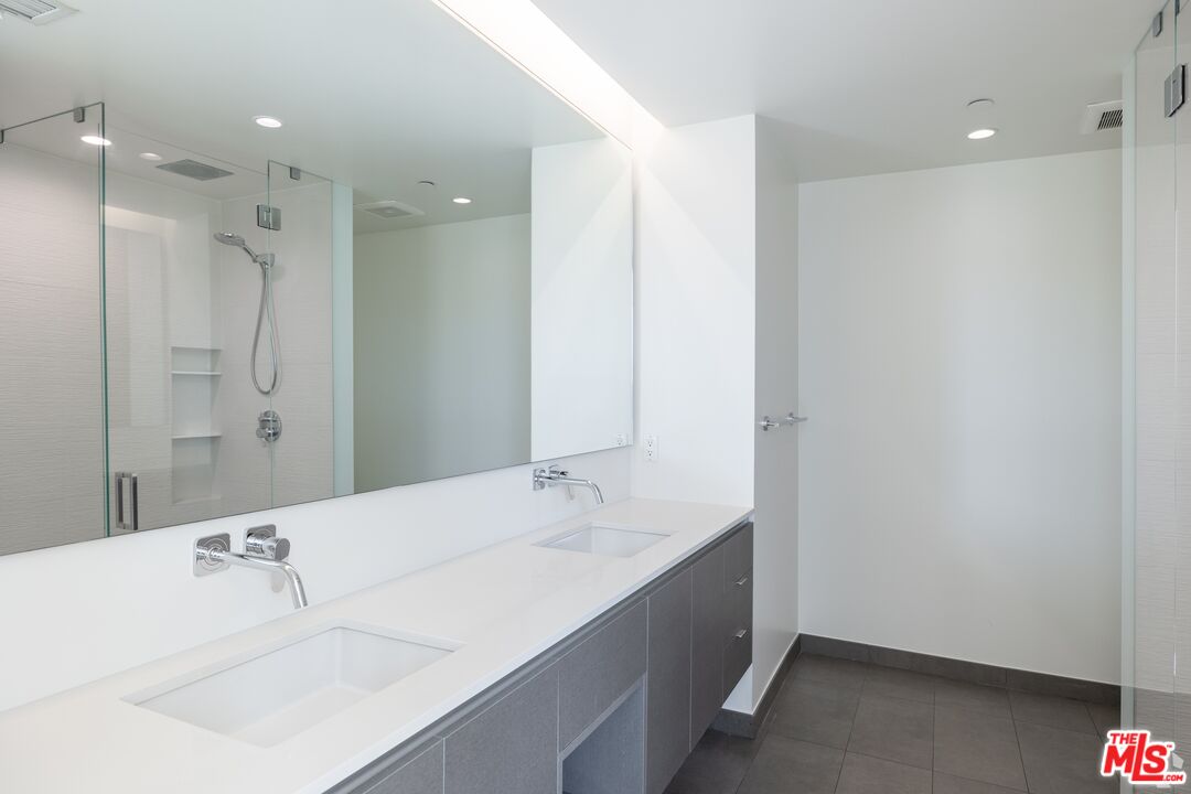 935 N San Vicente Blvd Unit: 4