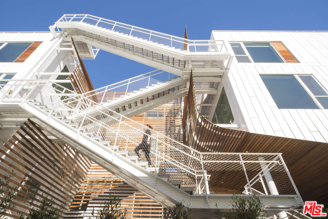 935 N San Vicente Blvd Unit: 4