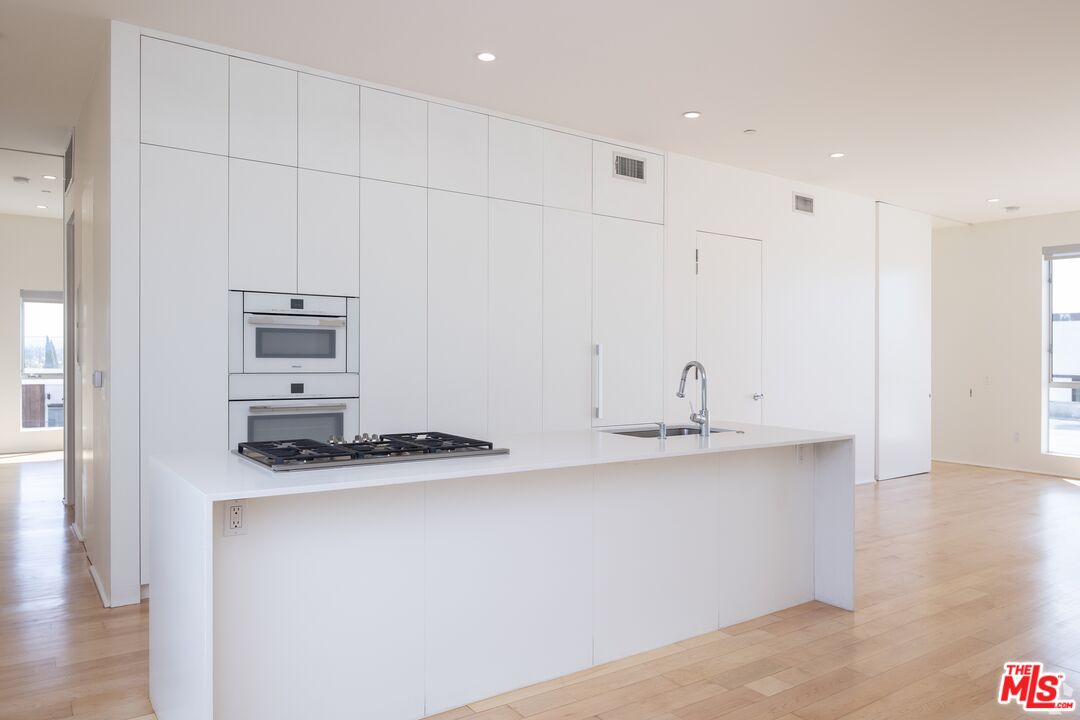 935 N San Vicente Blvd Unit: 4