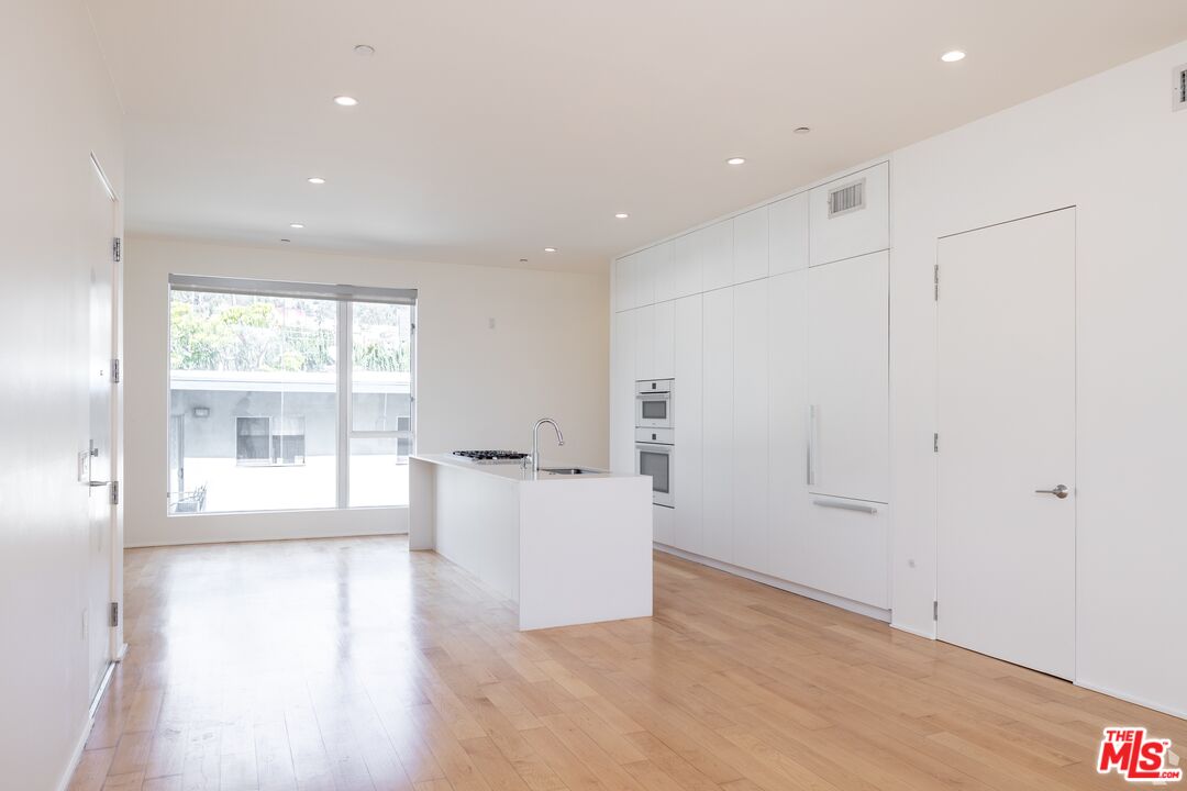 935 N San Vicente Blvd Unit: 4