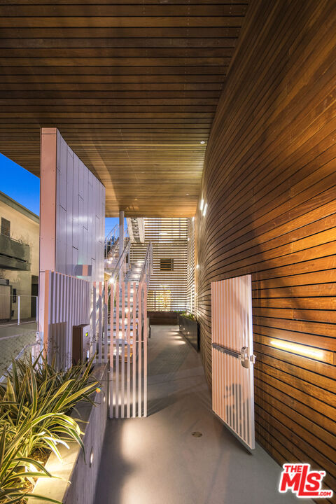 935 N San Vicente Blvd Unit: 4