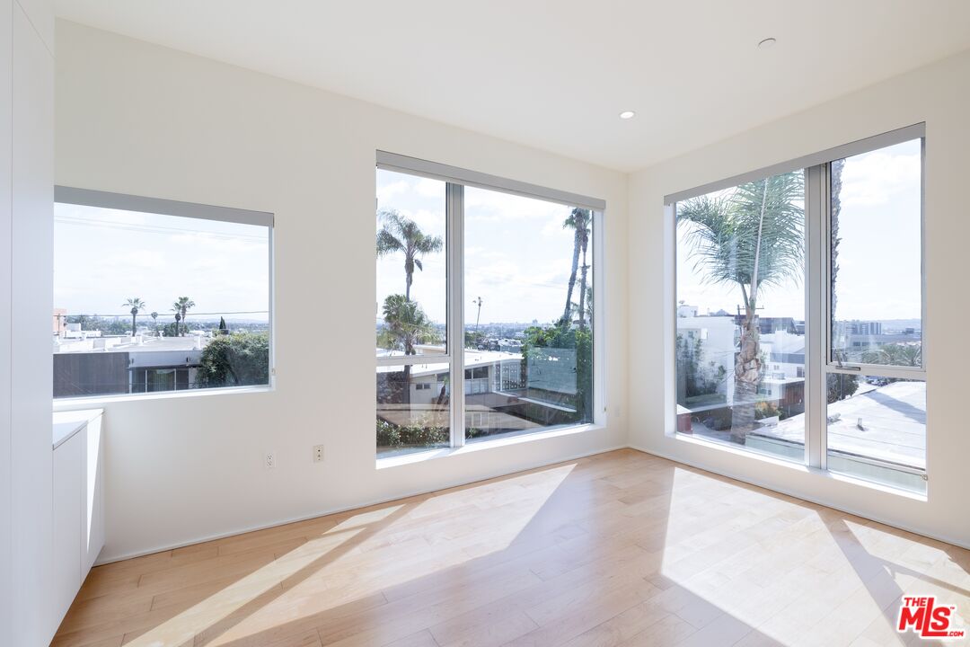 935 N San Vicente Blvd Unit: 4