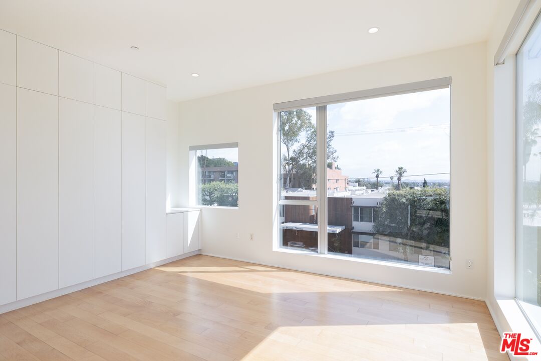 935 N San Vicente Blvd Unit: 4