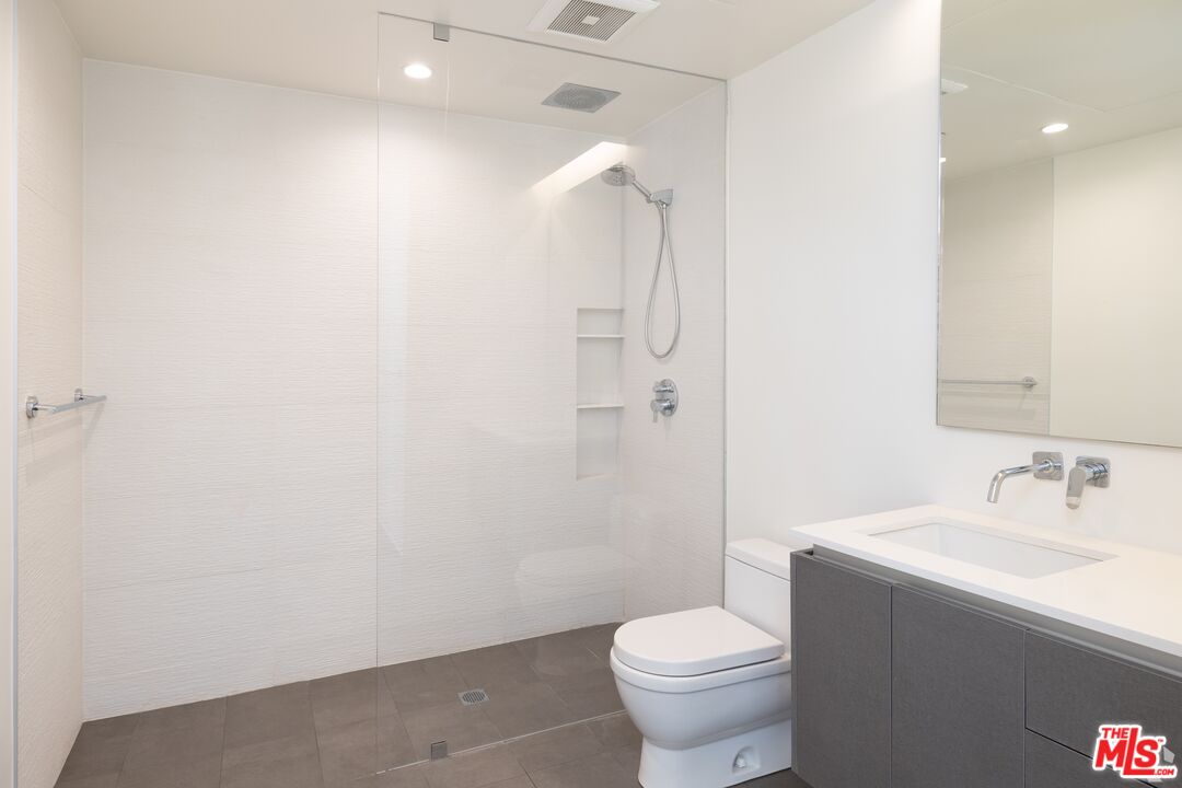 935 N San Vicente Blvd Unit: 4