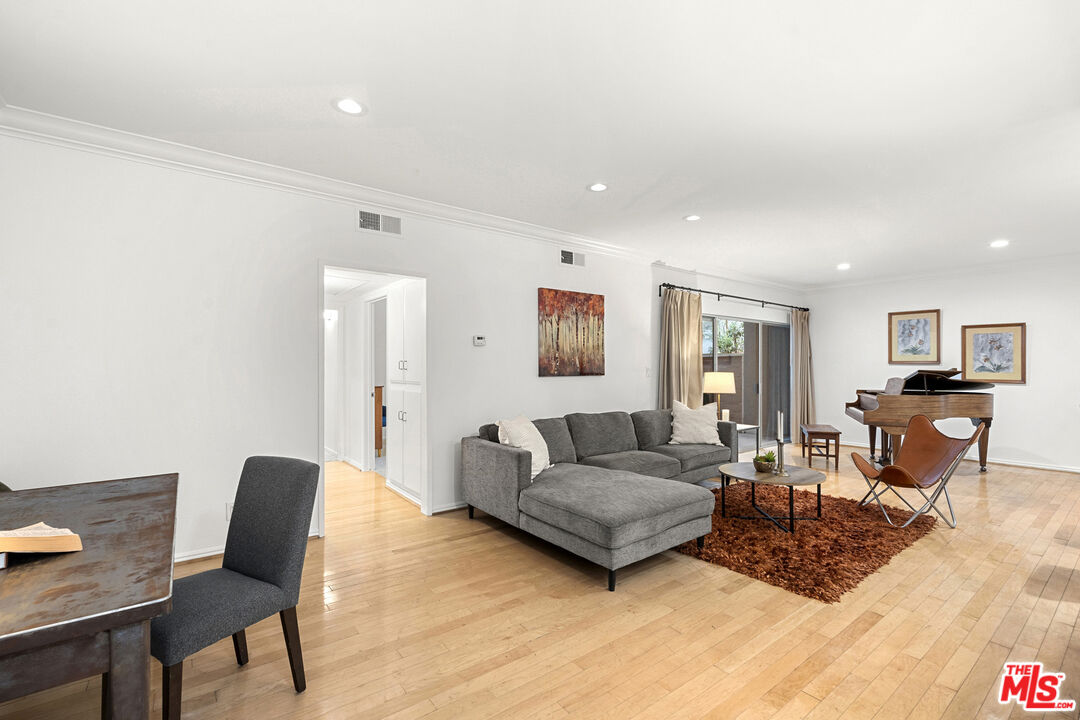 1250 N Kings Rd Unit: 208