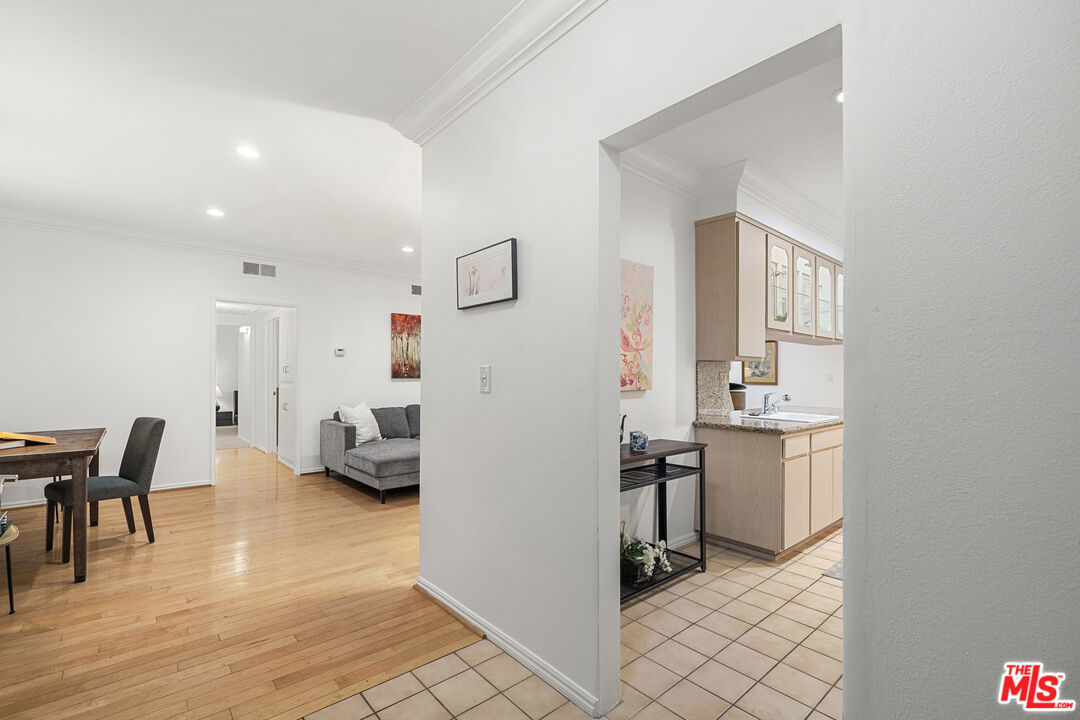 1250 N Kings Rd Unit: 208