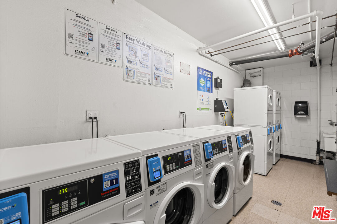 1250 N Kings Rd Unit: 208