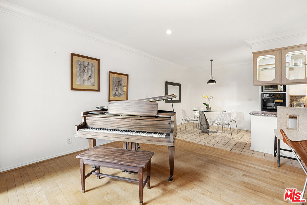 1250 N Kings Rd Unit: 208