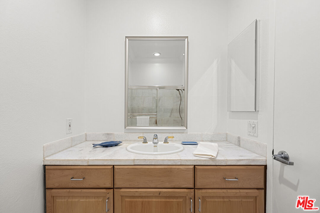 1250 N Kings Rd Unit: 208