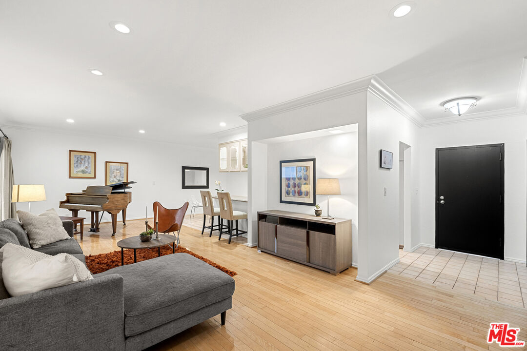 1250 N Kings Rd Unit: 208