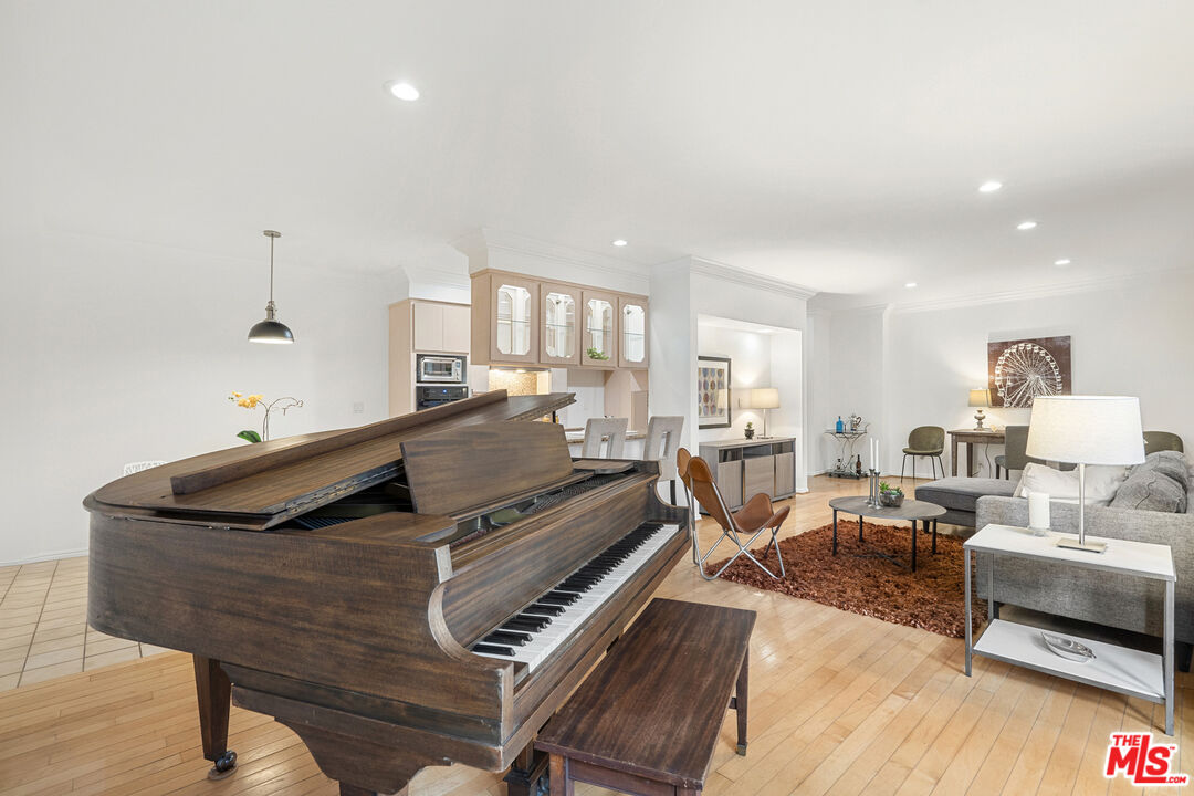 1250 N Kings Rd Unit: 208