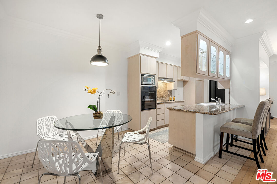 1250 N Kings Rd Unit: 208