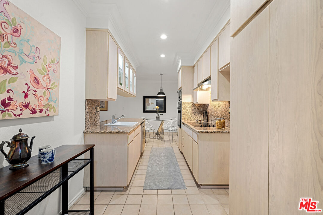 1250 N Kings Rd Unit: 208