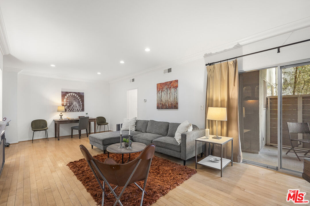 1250 N Kings Rd Unit: 208