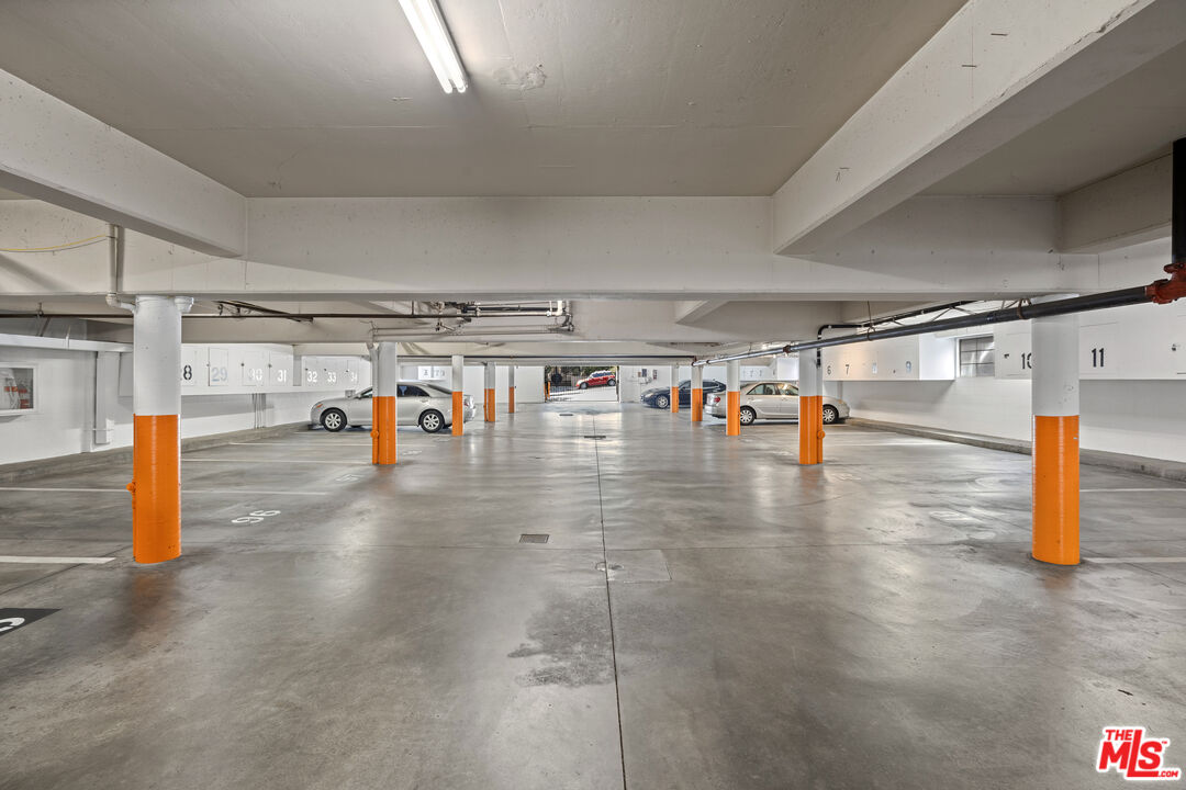 1250 N Kings Rd Unit: 208