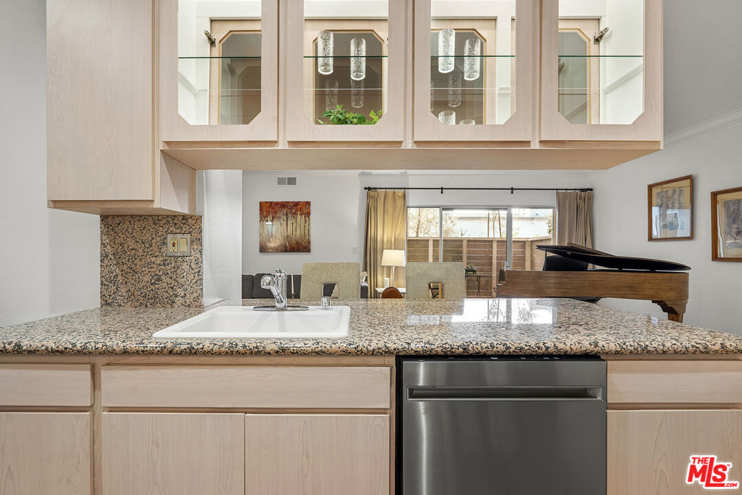 1250 N Kings Rd Unit: 208