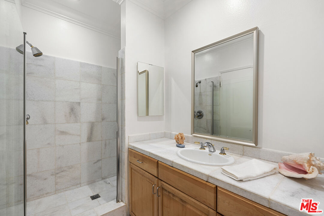 1250 N Kings Rd Unit: 208