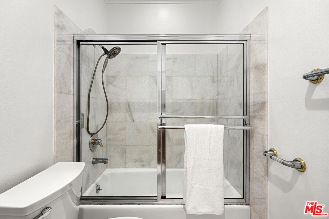 1250 N Kings Rd Unit: 208