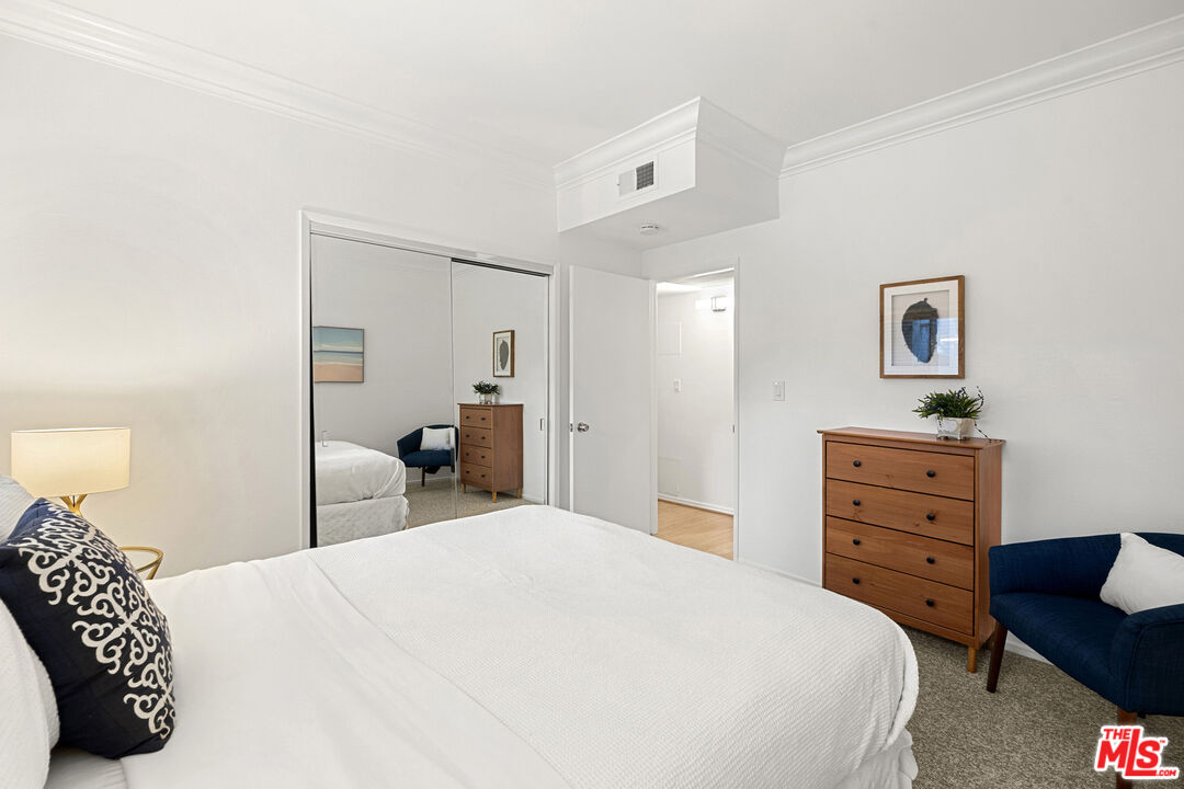 1250 N Kings Rd Unit: 208