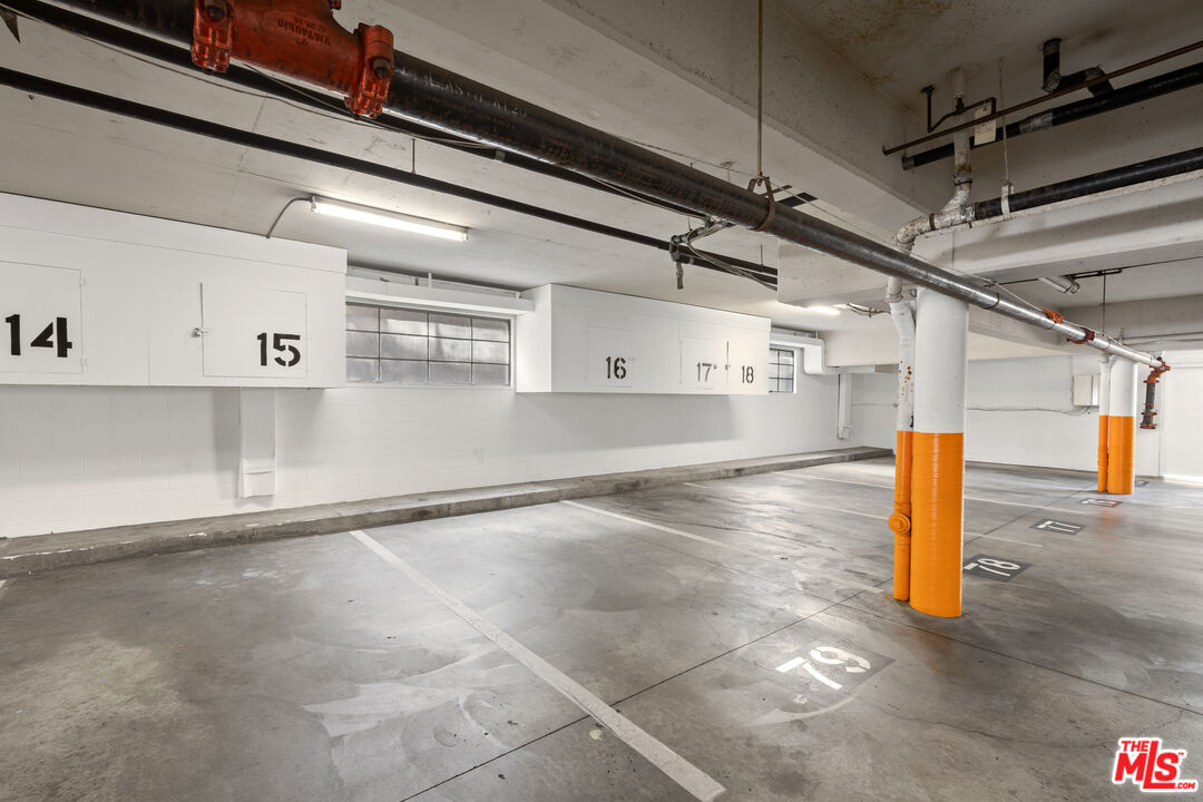 1250 N Kings Rd Unit: 208