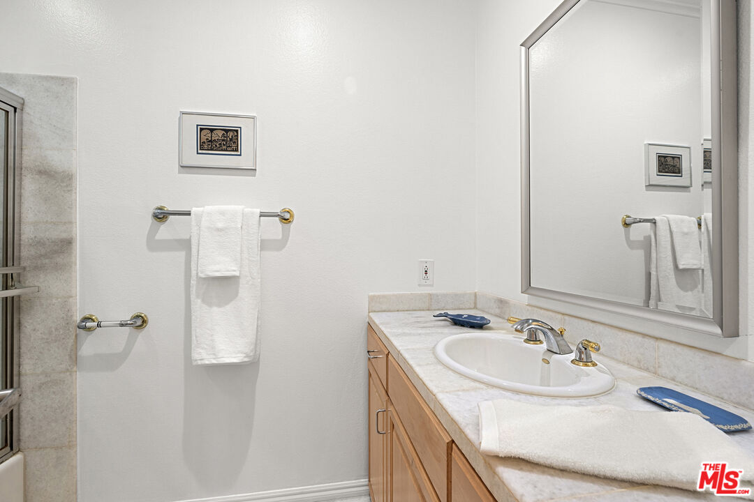 1250 N Kings Rd Unit: 208