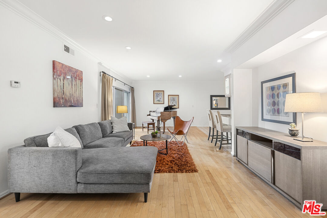 1250 N Kings Rd Unit: 208