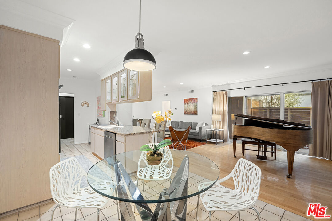 1250 N Kings Rd Unit: 208