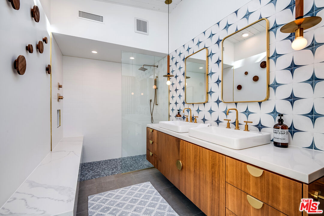 1177 N Vista Vespero