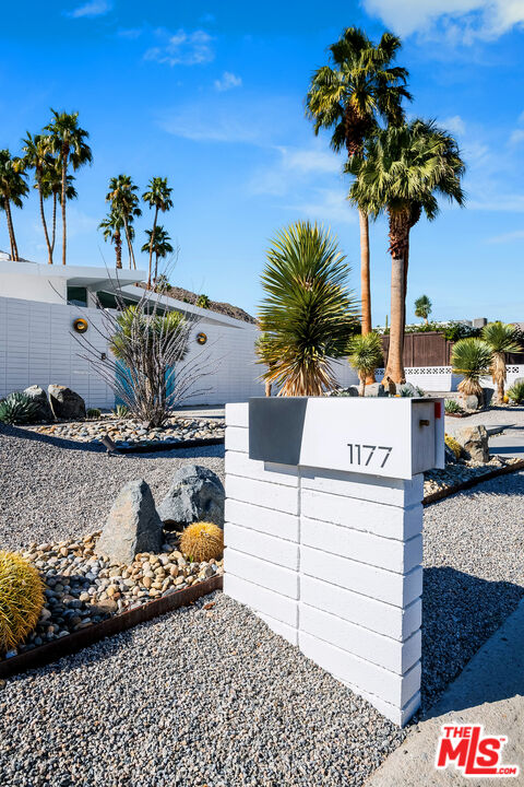 1177 N Vista Vespero