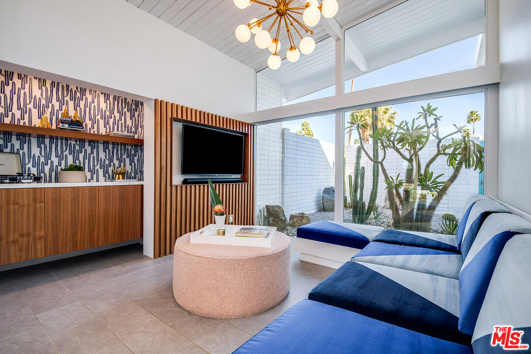 1177 N Vista Vespero