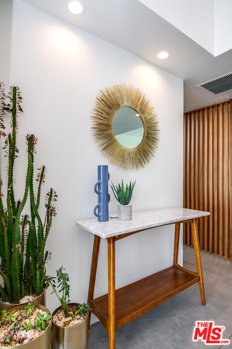 1177 N Vista Vespero