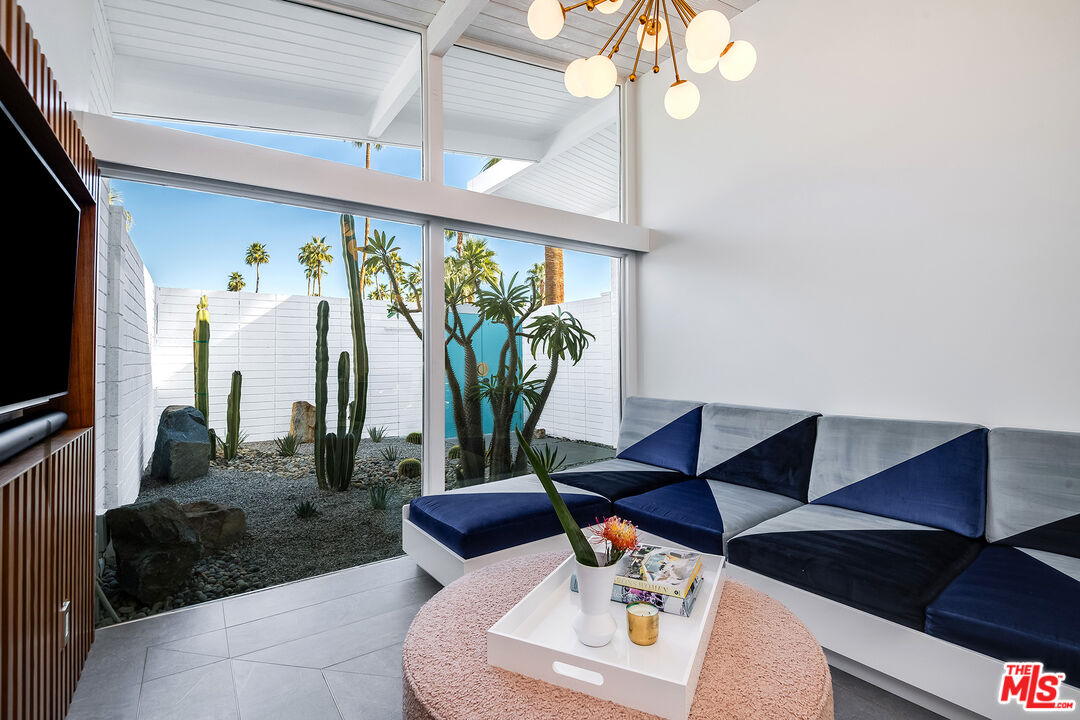 1177 N Vista Vespero