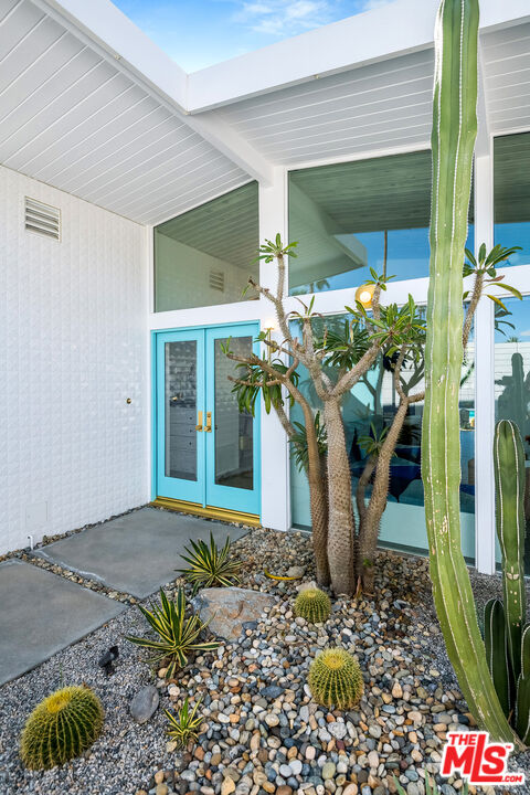 1177 N Vista Vespero