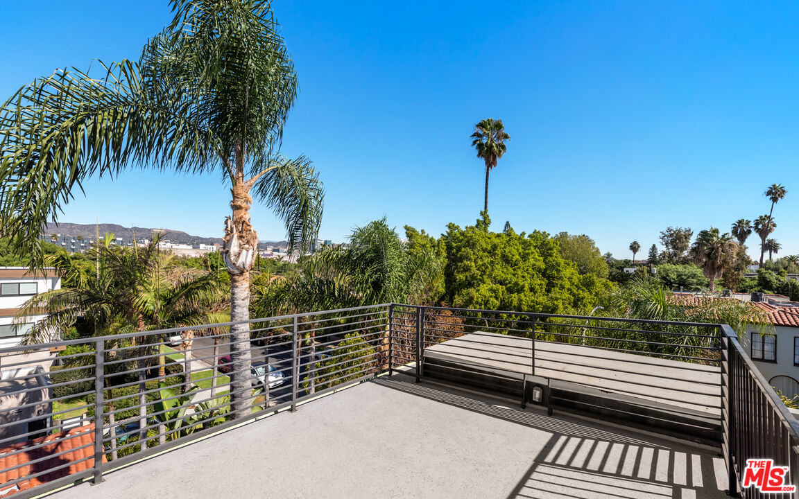 839 N Las Palmas Ave