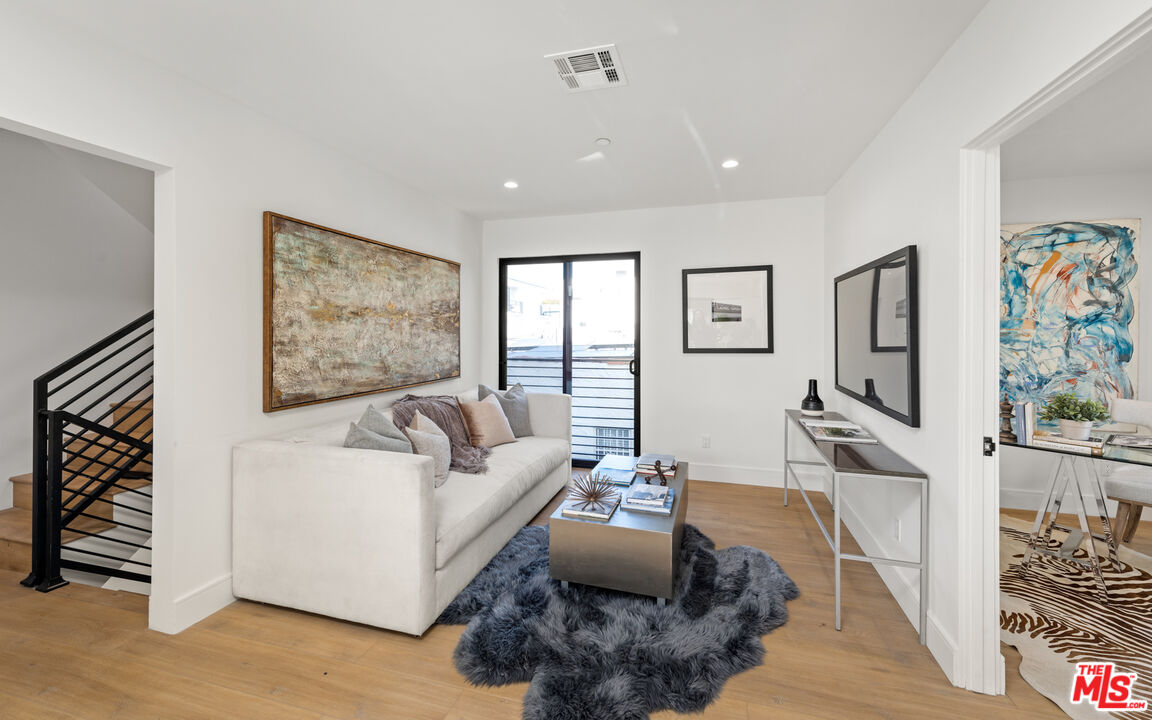 839 N Las Palmas Ave