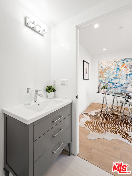 839 N Las Palmas Ave