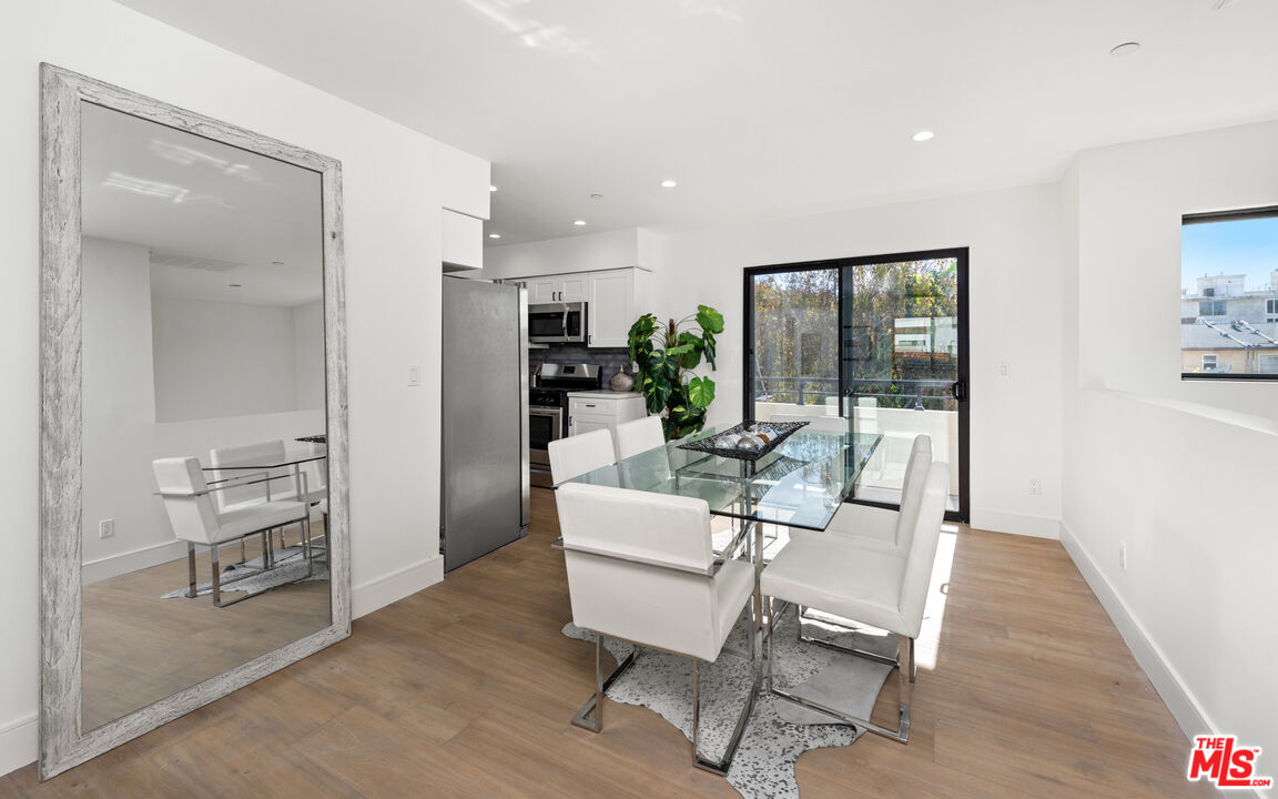 839 N Las Palmas Ave