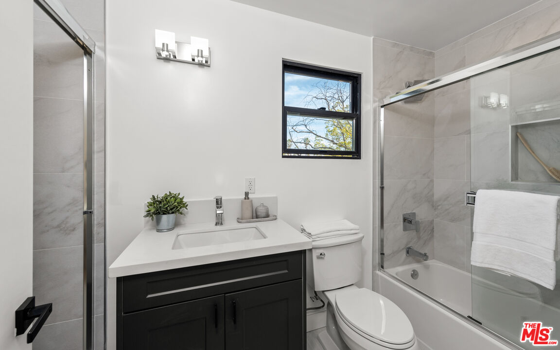 839 N Las Palmas Ave