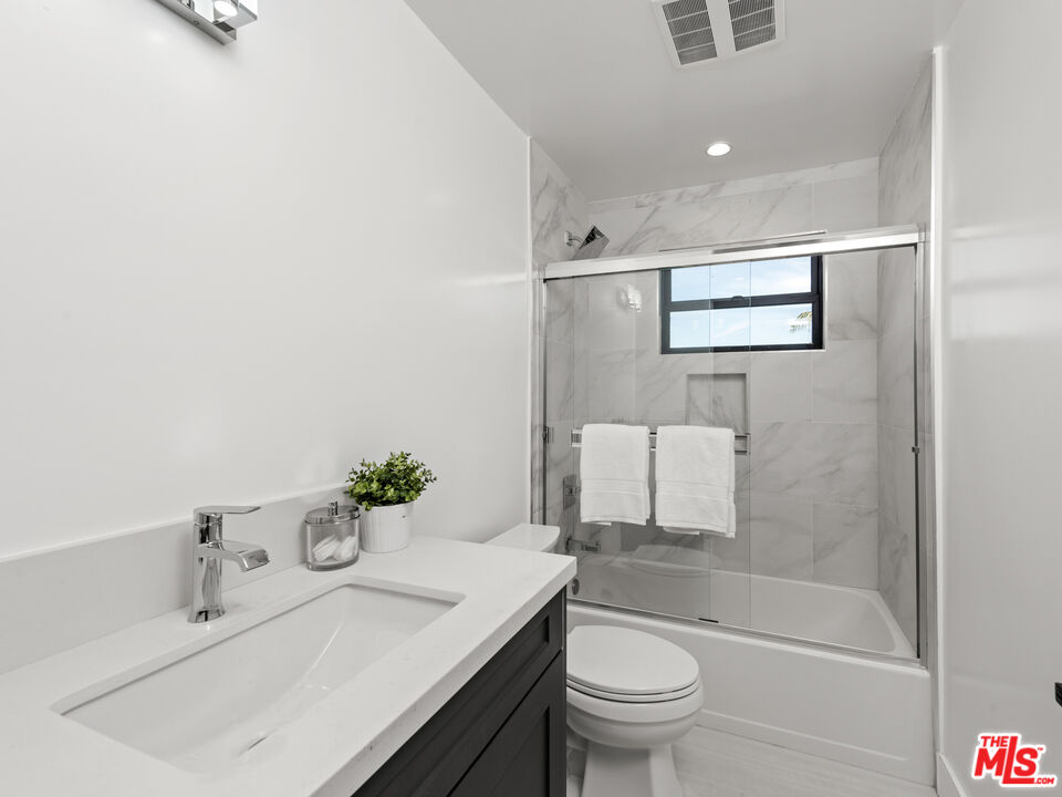 839 N Las Palmas Ave