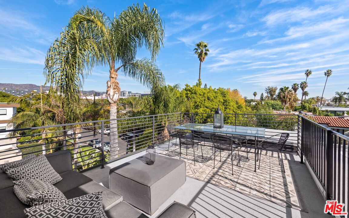 839 N Las Palmas Ave